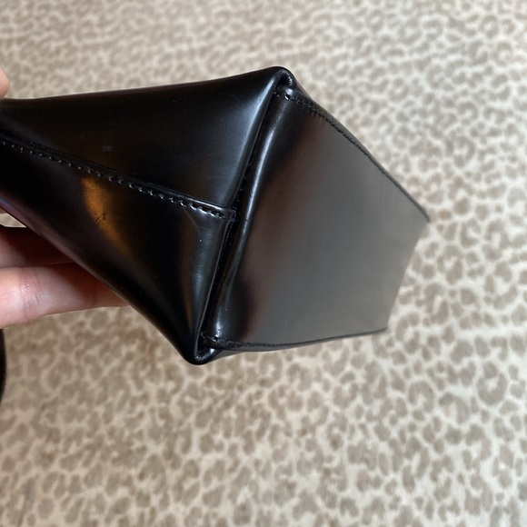 Gucci Rare Vintage Black Smooth Leather Shoulder Bag with Gold Logo - Picture 7 of 13